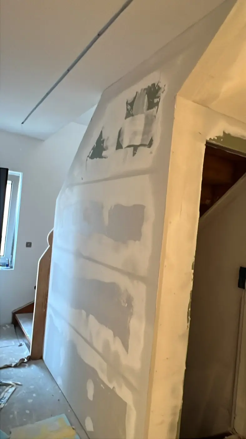 Trockenbauwand mit Dachschräge im Dachgeschossausbau