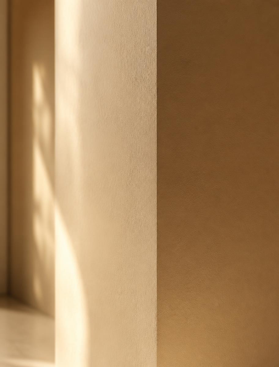 Frisch gespachtelte, glatte Wandecke im Streiflicht